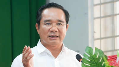 Le président du Comité populaire de Hô Chi Minh-Ville, Nguyen Van Duoc, reçoit les habitants du nouveau quartier urbain de Thu Thiem.