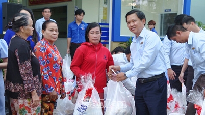 200 Tet gifts were distributed to disadvantaged people and students.