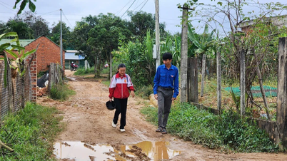 The arduous task of opening literacy classes in Ea Ô, Đắk Lắk: Encouraging students to attend is even harder than going to the fields.
