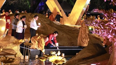 Ceremonia de consacrare a statuii lui Buddha Konagamana pe vârful muntelui Ba Den.