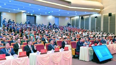 Tran Cam Tu, ständiges Mitglied des Sekretariats des Zentralkomitees der Partei, nahm an der Konferenz teil, die die Arbeit der Völker-zu-Volk-Diplomatie im Jahr 2025 zusammenfasste.