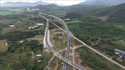Chiar înainte de deschiderea oficială, autostrada expresă Van Phong - Nha Trang necesită deja reparații la suprafața drumului.