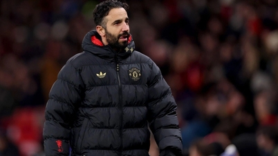 Teknik direktör Amorim, Manchester United'daki ani taktik değişikliğini açıklıyor.