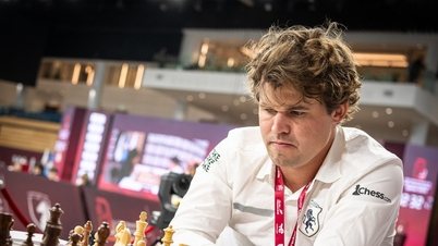 Carlsen slammed his hand on the table in anger, shocked by his loss after dropping a chess piece.