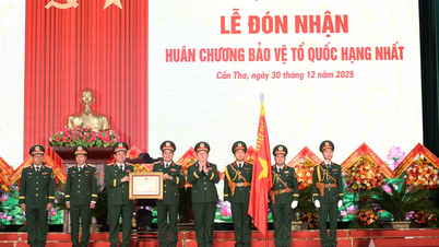 Generalul Nguyen Trong Nghia a participat la ceremonia de primire a Ordinului Apărării Naționale Clasa I pentru Forțele Armate ale Regiunii Militare 9.