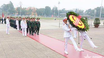 Đoàn đại biểu dự Đại hội đại biểu Công đoàn Quân đội lần thứ XI báo công dâng Bác