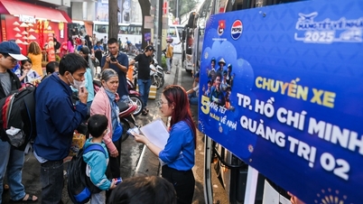 Studenten und benachteiligte Arbeiter in Ho-Chi-Minh-Stadt und Dong Nai erhielten 4.230 Busfahrkarten für das Tet-Fest.