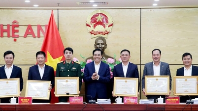 เหงะอาน: มอบใบประกาศเกียรติคุณแก่กลุ่มและบุคคล 14 ราย สำหรับผลงานดีเด่นในการดำเนินงานด้านการจัดหาไฟฟ้า