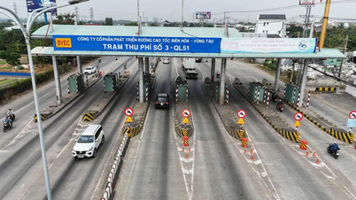 Bongkar stesen tol T3 yang menghalang Lebuhraya Kebangsaan 51.