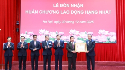 Foto: Setiausaha Agung menghadiri persidangan yang meringkaskan kerja Akademi Politik Kebangsaan Ho Chi Minh pada tahun 2025.