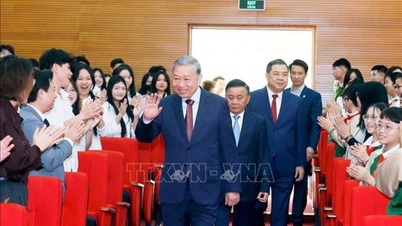 Expoziția „Partidul Comunist din Vietnam – De la Congres la Congres”: O reamintire pentru a menține credința, a aprinde aspirațiile și a conduce țara spre putere și prosperitate.