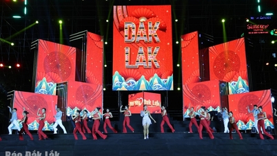 A „Radiant Dak Lak - Köszöntjük a 2026-os új évet” művészeti program: Fiatalos, vibráló és magával ragadó zenei és világítási élményt ígér.