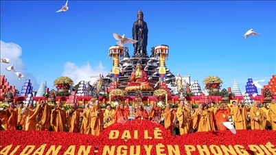 ពិធីបួងសួងសុំសន្តិភាព វិបុលភាពជាតិ និងលក្ខខណ្ឌអាកាសធាតុអំណោយផល នៅលើកំពូលភ្នំបាដិន។