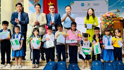 オロアンコミューンの学生を支援するために、200個のギフトパッケージが配布されました。