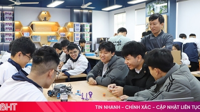 Les élèves du lycée spécialisé Ha Tinh sont enthousiastes à l'idée de découvrir la salle de classe moderne dédiée aux sciences, technologies, ingénierie et mathématiques (STEM).