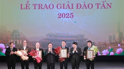 El Premio Dao Tan 2025 honra a los dramaturgos Le Duy Hanh y Luu Quang Ha.