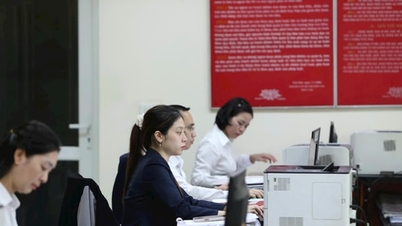 Kho bạc Nhà nước làm việc ngoài giờ, kịp thời tặng quà đối tượng chính sách
