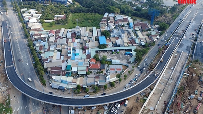 Pandangan dekat cabang jejambat N2 di persimpangan An Phu sebelum ia dibuka kepada lalu lintas.