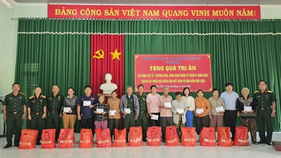 Asociația Provincială Tay Ninh pentru Sprijinirea Familiilor Martirilor oferă cadouri în comuna Tan Phu.