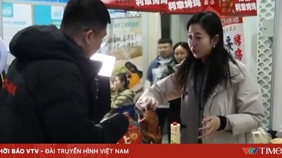 Perbelanjaan pengguna di China kembali meningkat semasa musim Tahun Baru Cina.