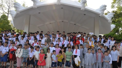 Delegasi anak-anak dari berbagai provinsi mengunjungi makam Wakil Ulama Nguyen Sinh Sac.