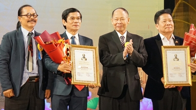Der Künstler Le Sa-Long und seine Gemäldeserie „Ich liebe meine Landsleute so sehr“ wurden mit dem Dao Tan Award ausgezeichnet.
