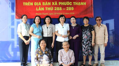 Phuoc Thanh کمیون میں انتہائی مشکل حالات میں افزائش نسل کی گائے خواتین کو عطیہ کرنا۔