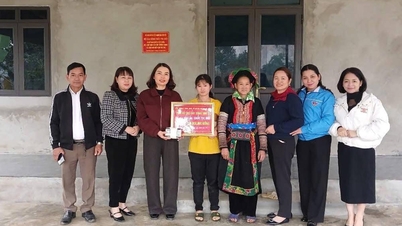 Xã Linh Hồ trao tiền hỗ trợ các hộ gia đình bị thiệt hại do thiên tai