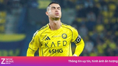 Ronaldo trifft mit dem Rücken.