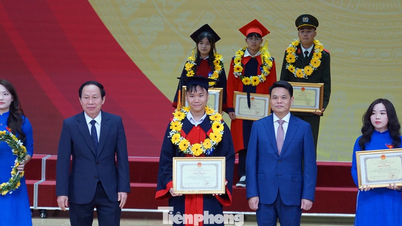 Hai Phong honoruje 225 wybitnych uczniów i 25 wybitnych sportowców.