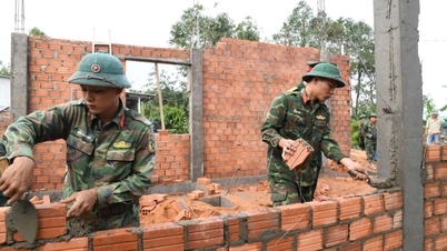 In Quang Ngai worden in hoog tempo huizen gebouwd zodat mensen Tet kunnen vieren.