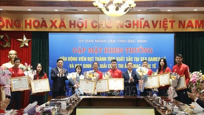มอบรางวัลแก่นักกีฬาและศิลปินรุ่นเยาว์ที่มีผลงานโดดเด่น