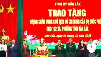 Đắk Lắk: Trao Tượng chân dung Chủ tịch Hồ Chí Minh cho 102 xã, phường