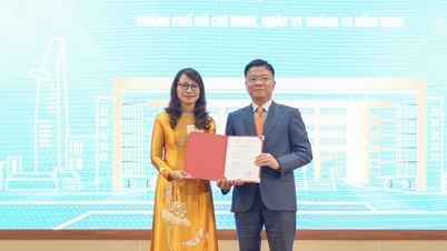 Der stellvertretende Premierminister verkündet die Ernennungsentscheidung für den Direktor der Vietnam National University Ho Chi Minh City.