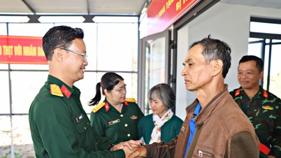 Military Region 7 handed over 4 houses to help people in D'ran stabilize their lives after the floods.