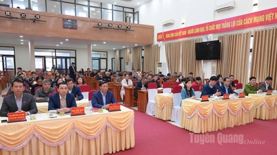 Die stellvertretende Vorsitzende des Provinzvolksrats, Le Thi Thanh Tra, trifft sich mit Wählern in der Gemeinde Ham Yen.