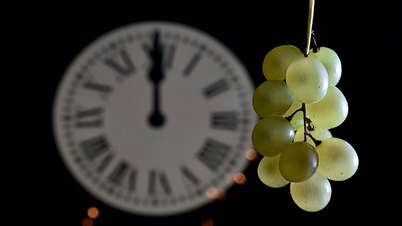 Os jovens e a tendência de comer 12 uvas no dia de Ano Novo.