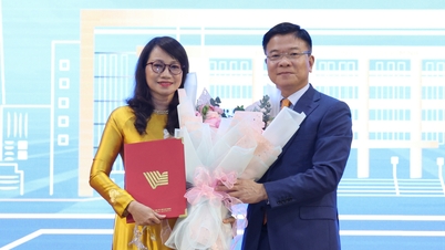 รองนายกรัฐมนตรี เล ทันห์ ลอง นำเสนอมติแต่งตั้งผู้อำนวยการมหาวิทยาลัยแห่งชาติเวียดนาม นครโฮจิมินห์