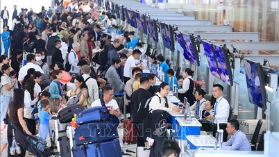 Sân bay Nội Bài chật kín người trước kỳ nghỉ Tết Dương lịch 2026
