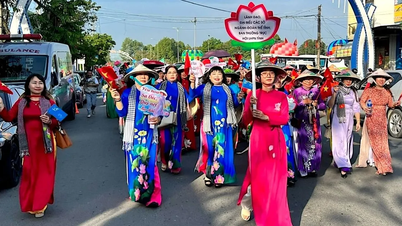 동탑시: 2,000명이 넘는 사람들이 꽃으로 장식된 아오자이를 입고 2026년 새해를 맞이하는 행진을 벌였습니다.
