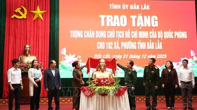 Đắk Lắk: Trao tặng Tượng chân dung Chủ tịch Hồ Chí Minh cho 102 xã, phường