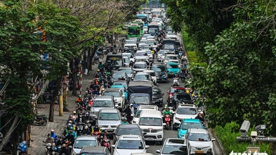 Orang-orang berbondong-bondong meninggalkan Hanoi untuk liburan Tahun Baru, menyebabkan kemacetan lalu lintas besar-besaran dari siang hingga sore hari.
