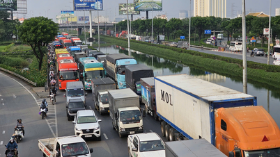 Verkeersopstoppingen bij de westelijke toegangspoort doordat mensen Ho Chi Minh-stad verlaten om voor de nieuwjaarsvakantie van 2026 terug te keren naar hun geboorteplaatsen.