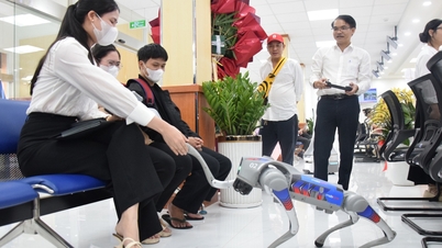 Đi làm thủ tục hành chính ở TP.HCM, người dân được robot bắt tay, mời ăn bánh