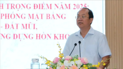 Hundreds of individuals and groups were commended for their achievements in land clearance and handover for the Ca Mau - Dat Mui expressway project.