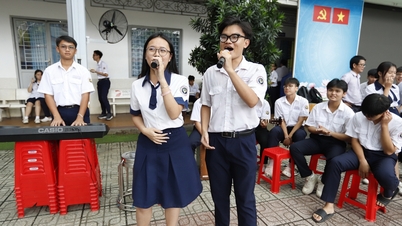 Des « moments de silence et de têtes baissées » aux récréations emplies de rires dans les cours d'école de Hô Chi Minh-Ville.