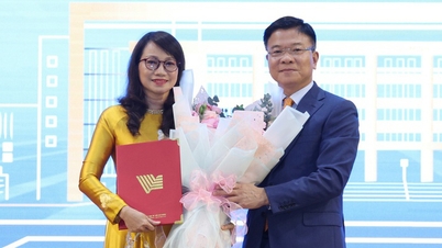 Deputy Prime Minister Le Thanh Long presents the appointment decision to the female Director of the Vietnam National University Ho Chi Minh City.