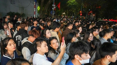 Biển người hân hoan xuống phố, vỡ òa cảm xúc khoảnh khắc chuyển giao sang năm mới 2026