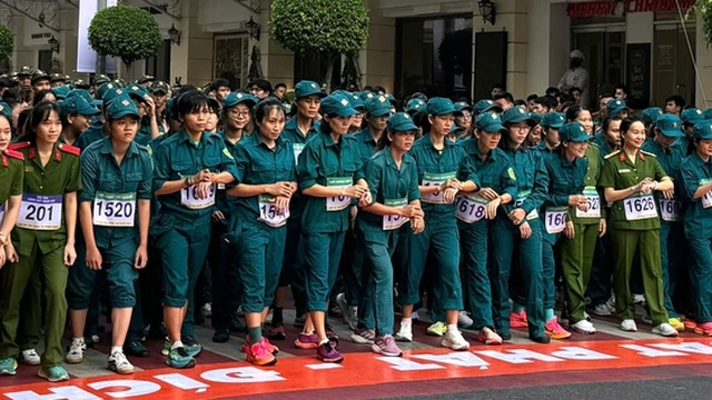 兵士と民兵が、ベトナム人民軍の創設記念日を祝うために、国を横断する