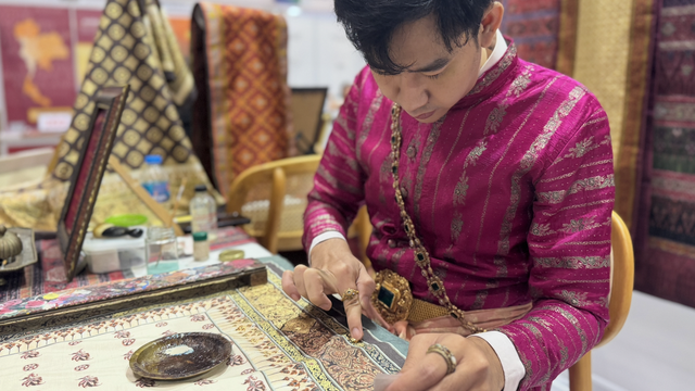 タイのイケメンが400年前の失われた布を復活させ、観光フェアで